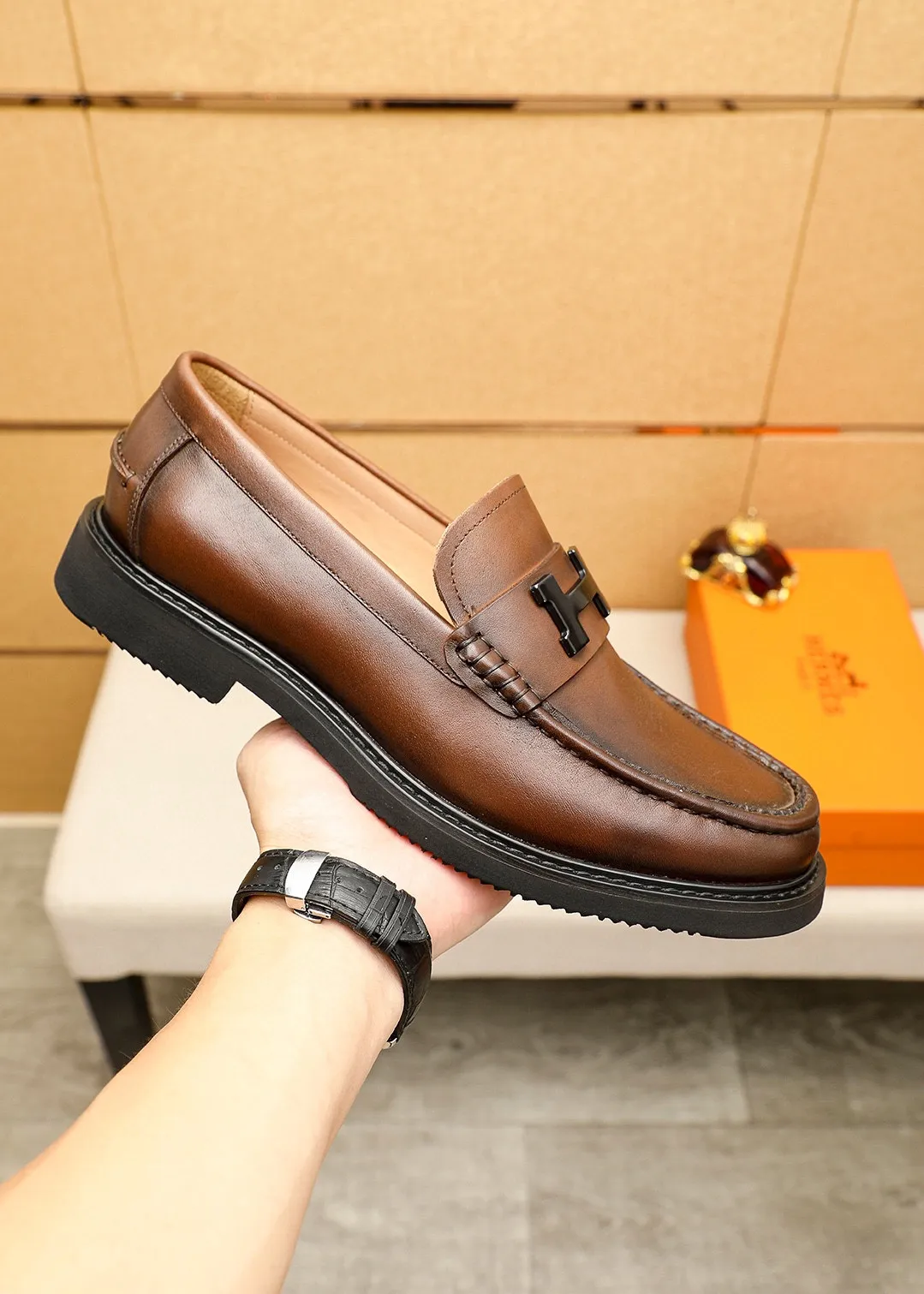 Men's shoes 💰442 💐 Product trademark: HERMES "Hermès" fashionable casual leather shoes Regular size: 38-44 (45🉑️customized) Product materials: Selected imported first-layer calfskin upper + classic hardware buckle, imported cowhide leather lining. Strong three-dimensional visual effect, original outsole color: 2 colors available